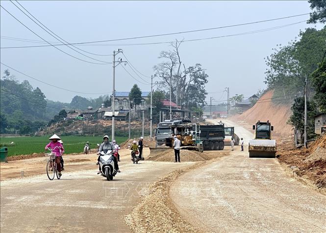 Đẩy nhanh tiến độ thi công tuyến đường cách mạng Tân Trào – Trung Yên, bảo đảm thông xe trước ngày 19/5/2026. Ảnh: TTXVN phát