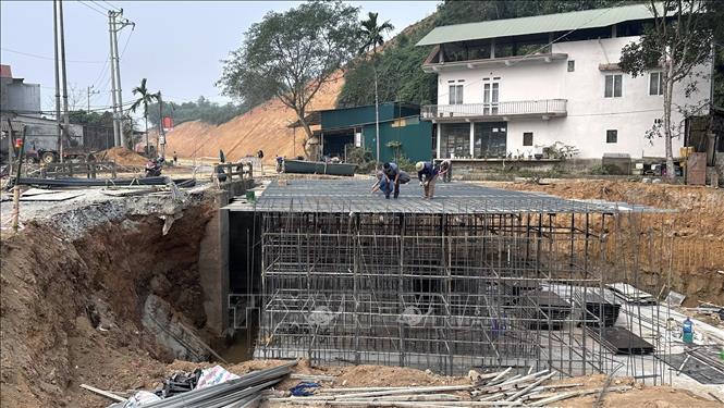 Đơn vị thi công đẩy nhanh tiến độ thi công tuyến đường cách mạng Tân Trào – Trung Yên bảo đảm tiến độ thông xe trước ngày 19/5/2026. Ảnh: TTXVN phát