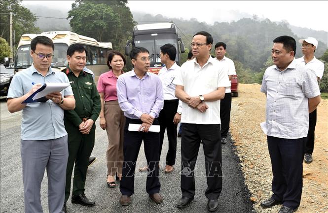 Phó Chủ tịch Thường trực UBND tỉnh Tuyên Quang Nguyễn Mạnh Tuấn (thứ 2, phải sang) kiểm tra tiến độ thi công tuyến đường cách mạng Tân Trào – Trung Yên. Ảnh: TTXVN phát