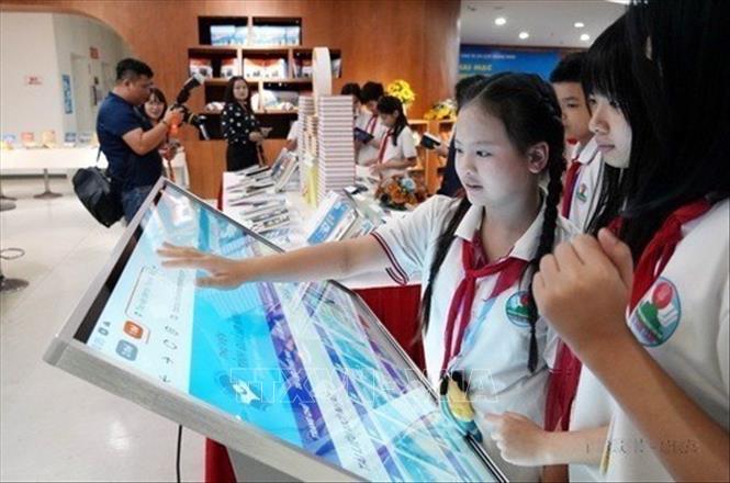 Học sinh tiếp cận sách điện tử trong Lễ khai mạc Ngày Sách và Văn hóa đọc Việt Nam lần thứ V năm 2026 với chủ đề “Sách - Tri thức - Khát vọng phát triển đất nước”; phát động Cuộc thi Đại sứ Văn hóa đọc tỉnh Quảng Ninh năm 2026 do Sở Văn hóa, Thể thao và Du lịch tỉnh Quảng Ninh tổ chức, ngày 17/4/2026. Ảnh: Văn Đức - TTXVN