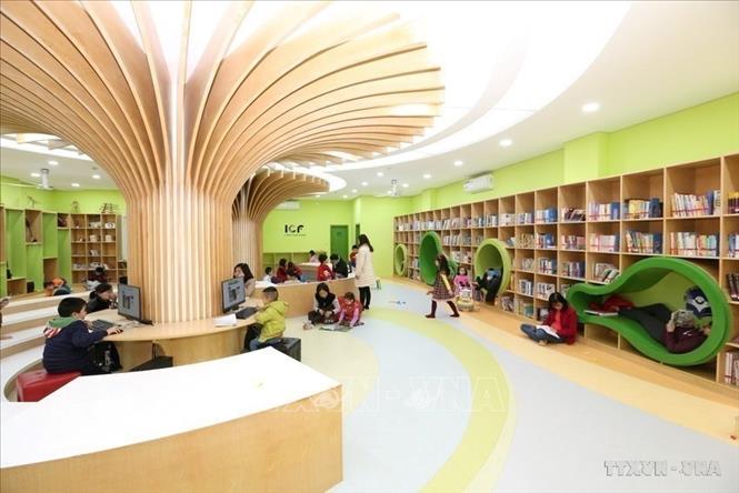 Thiếu nhi thích thú đọc sách trong Thư viện Văn hóa Thiếu nhi thuộc Thư viện Quốc gia Việt Nam (Hà Nội). Ảnh: Anh Tuấn - TTXVN