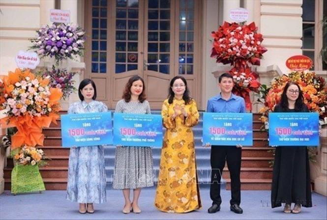 Thư viện Quốc gia Việt Nam trao tặng 6.000 cuốn sách đến các thư viện tại địa phương. Ảnh: Hoàng Hiếu - TTXVN