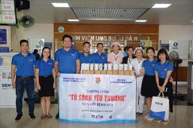 Chi Đoàn các đơn vị tại Đà Nẵng (Đoàn cơ sở Cơ quan TTXVN khu vực Miền Trung - Tây Nguyên) phối hợp cùng Đoàn cơ sở Bệnh viện Ung Bướu, Đoàn cơ sở Bệnh viện Đà Nẵng tổ chức chương trình trao tặng “Tủ sách yêu thương đến bệnh nhi”. Ảnh: Văn Dũng - TTXVN