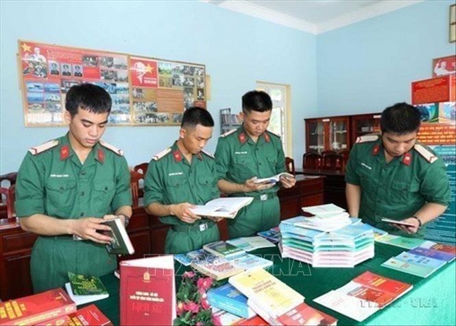 Cán bộ, chiến sĩ Lữ đoàn Công binh 550 (Quân đoàn 4) tìm hiểu và đọc sách tại thư viện đơn vị hưởng ứng Ngày Sách và Văn hóa đọc Việt Nam năm 2023. Ảnh: Trọng Đức - TTXVN