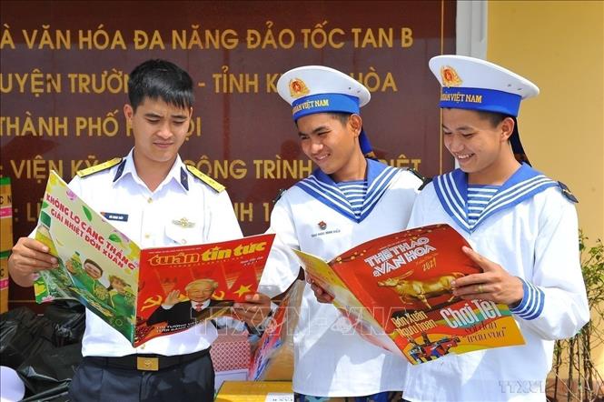 Những tờ báo in được các chiến sĩ đảo Tốc Tan nâng niu, đọc từng dòng tin, từng bài như một món ăn tinh thần không thể thiếu. Ảnh: Minh Đức – TTXVN