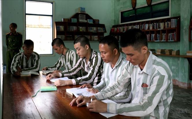 Thư viện ở Trại giam Gia Trung (Bộ Công an) không chỉ là nơi giải trí sau giờ lao động, cải tạo mà qua trang sách góp phần cảm hóa, quyết tâm hoàn lương thay đổi cuộc sống của phạm nhân. Ảnh: Quang Thái - TTXVN