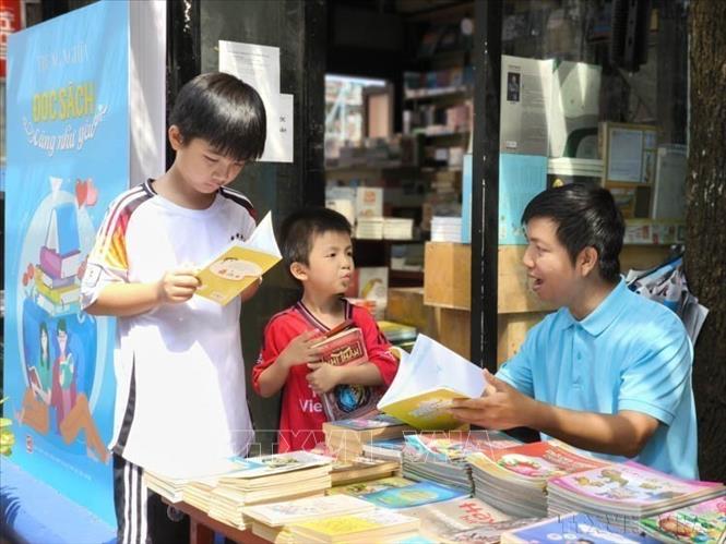 Đường Sách TP. Hồ Chí Minh (đường Nguyễn Văn Bình, Quận 1) đi vào hoạt động từ năm 2016, là đường sách đầu tiên được triển khai trên cả nước và là mô hình hiệu quả trong lan tỏa văn hóa đọc tới công chúng, nhất là giới trẻ. Ảnh: TTXVN