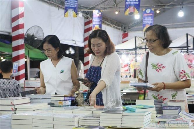 Ngày Sách và Văn hóa đọc Việt Nam lần thứ 3 năm 2024 tại tỉnh Vĩnh Long thu hút đông độc giả cao tuổi tham dự. Ảnh: Lê Thúy Hằng - TTXVN