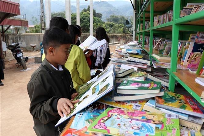 Xe thư viện lưu động mang tri thức đến với người dân vùng cao Sơn La. Ảnh: Hữu Quyết - TTXVN