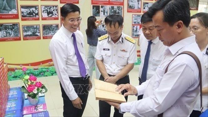 Các đại biểu nghe giới thiệu về hoàn cảnh ra đời và ý nghĩa của tác phẩm “Đường Kách mệnh” trong buổi khai mạc Tuần lễ đọc sách hưởng ứng Ngày Sách và Văn hóa đọc Việt Nam với chủ đề “Sách-Tri thức-Khát vọng phát triển đất nước” do Sở Văn hóa và Thể thao TP.Hồ Chí Minh tổ chức tại Bảo tàng-Thư viện tỉnh Bà Rịa-Vũng Tàu (phường Bà Rịa), ngày 17/4/2026. Ảnh: Huỳnh Sơn - TTXVN