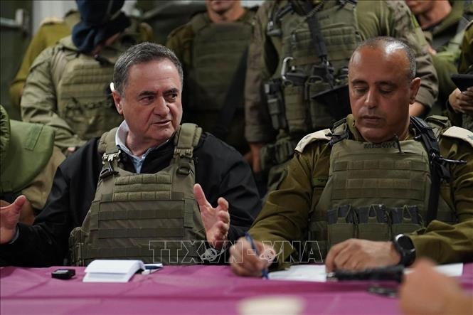 Bộ trưởng Quốc phòng Israel, ông Israel Katz (trái) trong chuyến thăm một đơn vị quân đội Israel tại khu vực chiếm đóng ở miền Nam Liban, ngày 12/4/2026. Ảnh: Anadolu Agency/TTXVN