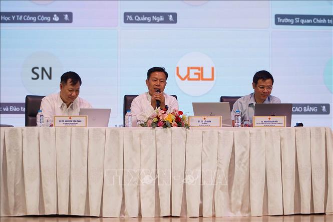 Lãnh đạo Bộ Giáo dục và Đào tạo trao đổi về công tác tuyển sinh. Ảnh: Thu Hoài - TTXVN