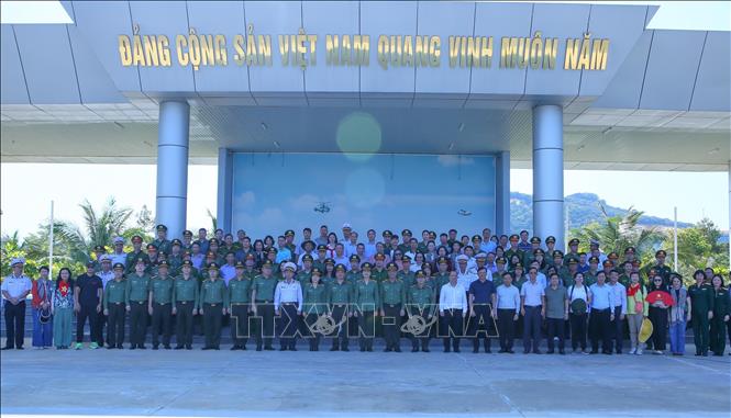 Đoàn công tác số 11 chụp ảnh kỷ niệm trong chuyến kiểm tra, thăm Quân cảng Cam Ranh. Ảnh: Công Luật - TTXVN