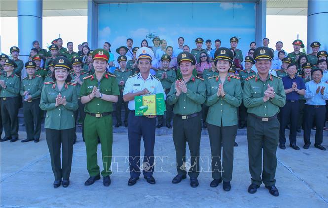 Đoàn công tác số 11 tặng quà cho cán bộ,chiến sĩ đang làm nhiệm vụ tại Quân cảng Cam Ranh. Ảnh: Công Luật - TTXVN