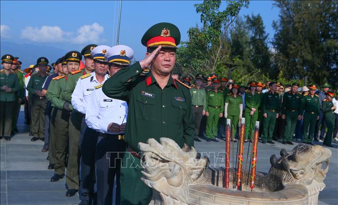 Cán bộ, chiến sĩ trong Đoàn công tác số 11 dâng hương tưởng niệm tại Đài tưởng niệm chiến sĩ Gạc Ma. Ảnh: Công Luật - TTXVN