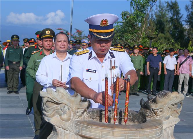 Cán bộ, chiến sĩ trong Đoàn công tác số 11 dâng hương tưởng niệm tại Đài tưởng niệm chiến sĩ Gạc Ma. Ảnh: Công Luật - TTXVN