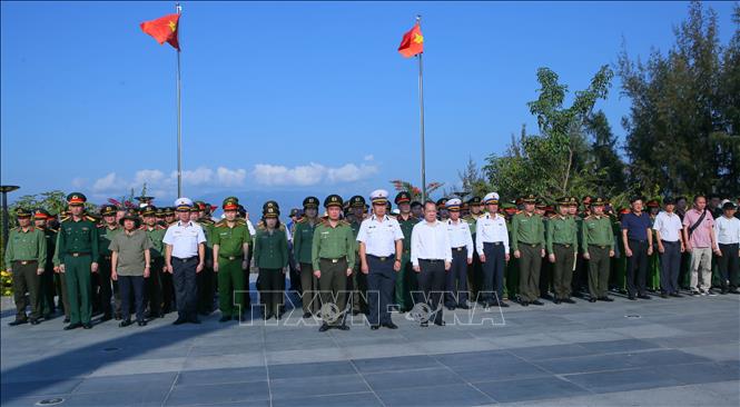 Đoàn công tác số 11 viếng Đài tưởng niệm chiến sĩ Gạc Ma. Ảnh: Công Luật - TTXVN