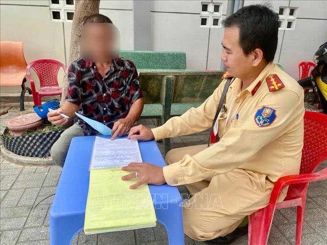 Người đàn ông điều khiển xe máy biển số: 70B1-578.XX tên Huỳnh Văn L., sinh năm 1973, ngụ Khu phố 4, phường Long Hoa làm việc tại cơ quan Công an. Ảnh: TTXVN phát