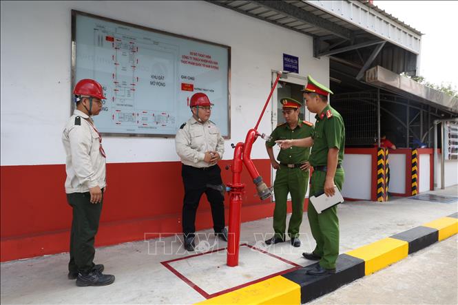 Cảnh sát PCCC và CNCH TP. Hồ Chí Minh thường xuyên tăng cường kiểm tra công tác đảm bảo an toàn PCCC tại các doanh nghiệp, nhà xưởng. Ảnh: Hồng Đạt - TTXVN