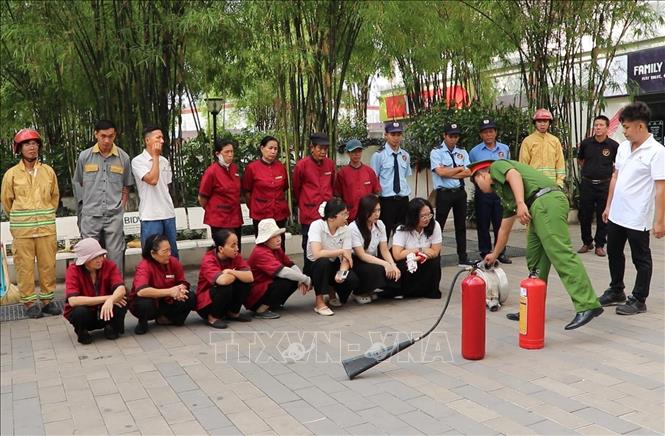 Cảnh sát PCCC và CNCH kiểm tra, hướng dẫn kỹ năng PCCC tại chung cư First Home, phường Thuận An. Ảnh: Huyền Trang - TTXVN