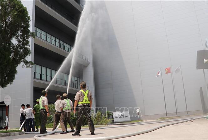 Đội PCCC cơ sở Công ty Nitto Denko, Khu công nghiệp Việt Nam - Singapore (phường Bình Hòa) thực hiện diễn tập phòng cháy chữa cháy. Ảnh: Huyền Trang - TTXVN 