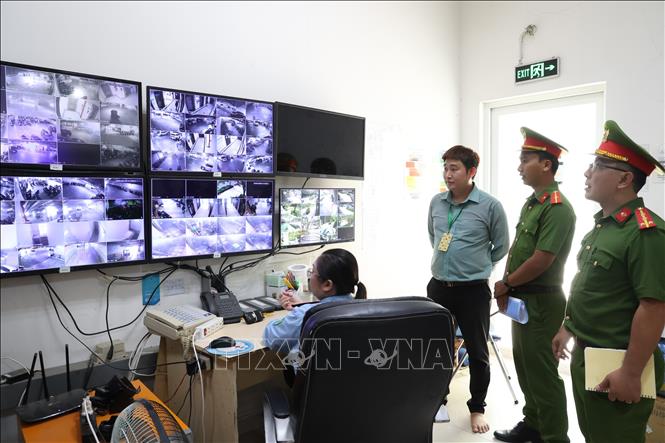 Cảnh sát PCCC và CNCH công tác đảm bảo an toàn PCCC chung cư Sunrise Riverside, xã Nhà Bè. Ảnh: Hồng Đạt - TTXVN