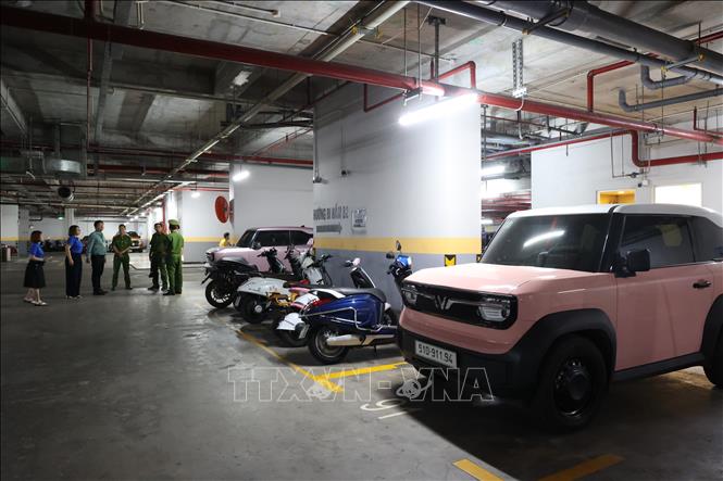 Cảnh sát PCCC và CNCH kiểm tra công tác đảm bảo an toàn PCCC tại hầm xe chung cư Sunrise Riverside, xã Nhà Bè. Ảnh: Hồng Đạt - TTXVN