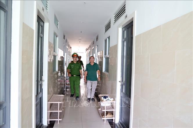Cán bộ cảnh sát Đội CC và CNCH khu vực 21 kiểm tra công tác đảm bảo an toàn PCCC tại khu nhà trọ Thạch Kim Cương, số 1023/2 Lê Văn Lương, xã Nhà Bè, TP. Hồ Chí Minh. Ảnh: Hồng Đạt - TTXVN