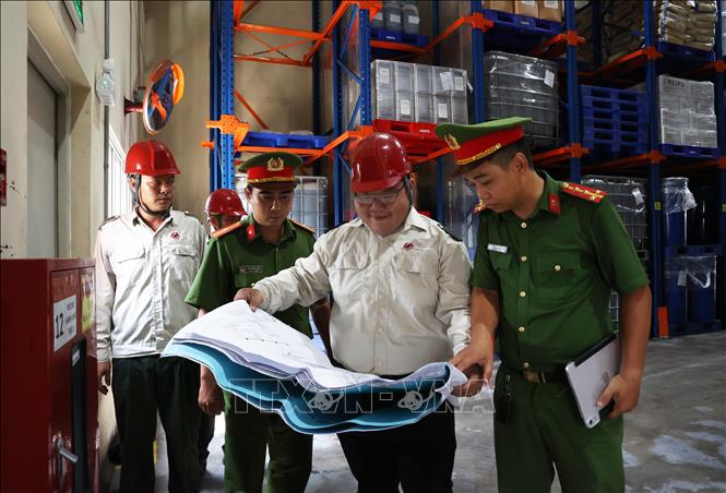 Cảnh sát PCCC và CNCH TP. Hồ Chí Minh thường xuyên tăng cường kiểm tra công tác đảm bảo an toàn PCCC tại các doanh nghiệp, nhà xưởng. Ảnh: Hồng Đạt - TTXVN