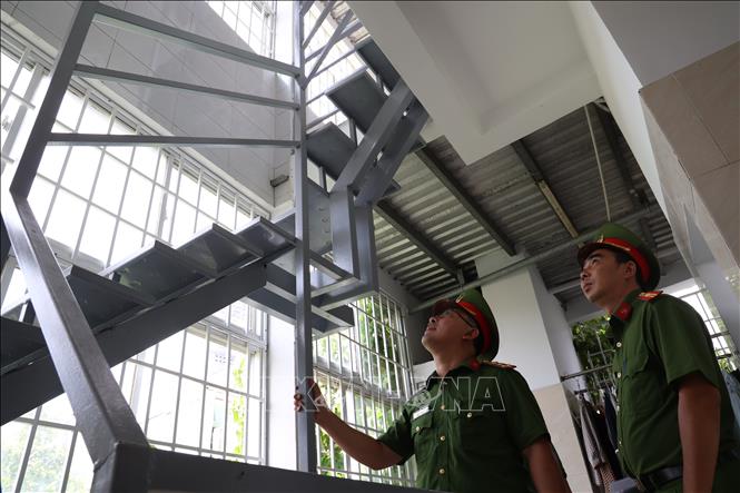 Cầu thang thoát hiểm trong khu nhà trọ Thạch Kim Cương, số 1023/2 Lê Văn Lương, xã Nhà Bè. Ảnh: Hồng Đạt - TTXVN