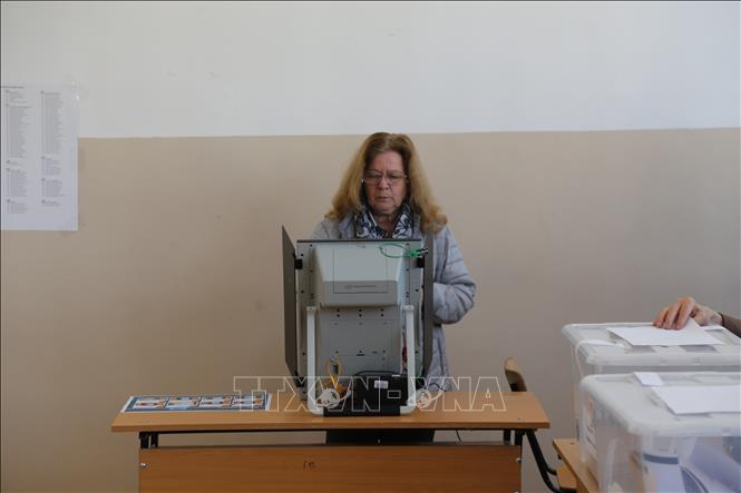Cử tri bỏ phiếu trong cuộc bầu cử Quốc hội tại Sofia, Bulgaria ngày 19/4/2026. Ảnh: THX/TTXVN
