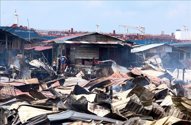 Hiện trường vụ hỏa hoạn tại làng chài ven biển ở bang Sabah, trên đảo Borneo, Malaysia ngày 19/4/2026. Ảnh: THX/TTXVN