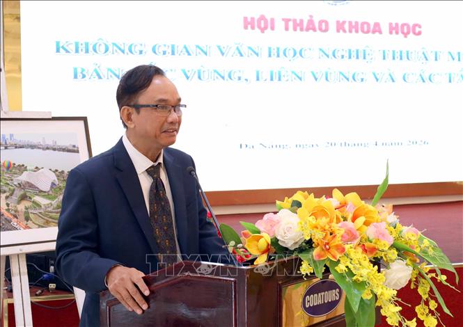 Chủ tịch Liên hiệp các Hội Văn học - Nghệ thuật thành phố Đà Nẵng Nguyễn Nho Khiêm phát biểu khai mạc Hội thảo. Ảnh: Trần Lê Lâm - TTXVN 