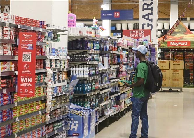 Người tiêu dùng mua hàng tại chợ ở Johannesburg, Nam Phi. Ảnh: THX/TTXVN