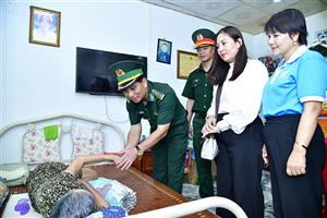 Hội Phụ nữ Bộ Tư lệnh TP Hồ Chí Minh mang nghĩa tình đến Côn Đảo