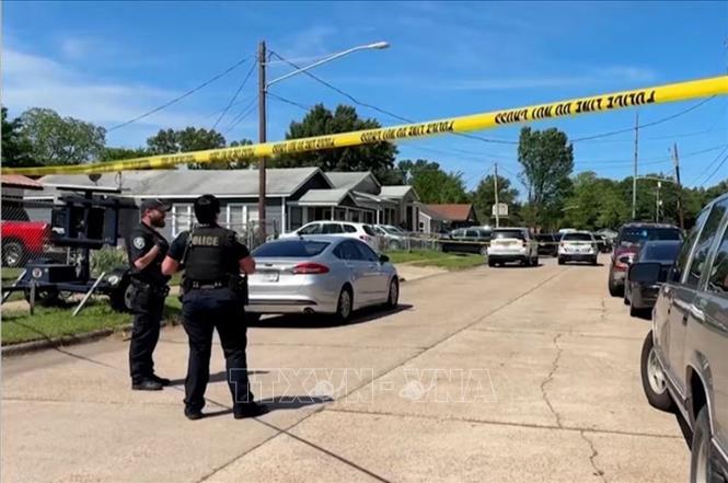 Cảnh sát phong tỏa hiện trường vụ xả súng tại Shreveport, bang Louisiana, Mỹ ngày 19/4/2026. Ảnh: REUTERS/TTXVN