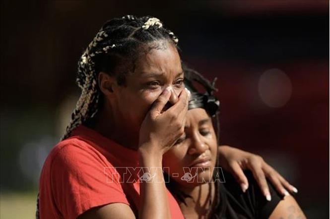 Người dân bàng hoàng sau vụ xả súng tại thành phố Shreveport, bang Louisiana, Mỹ ngày 19/4/2026. Ảnh: AP/TTXVN