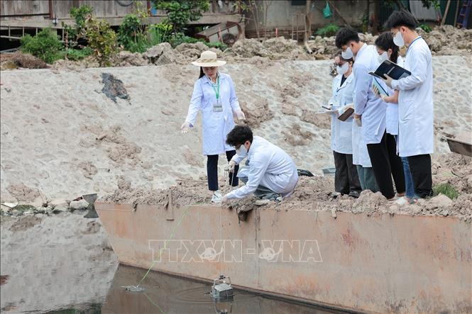 Sinh viên Khoa Tài nguyên và môi trường thực hành khảo sát thực địa, trực tiếp lấy mẫu đất để phân tích giúp lý thuyết gắn với thực tiễn trong quá trình học tập. Ảnh: Lê Đông - TTXVN