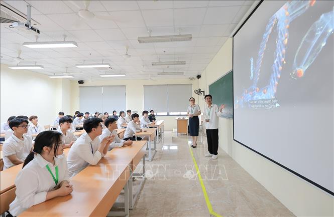 Tiết học thuyết trình của sinh viên Khoa thuỷ sản tự tin trình bày, kết hợp với hình ảnh trực quan để làm rõ nội dung. Ảnh: Lê Đông - TTXVN