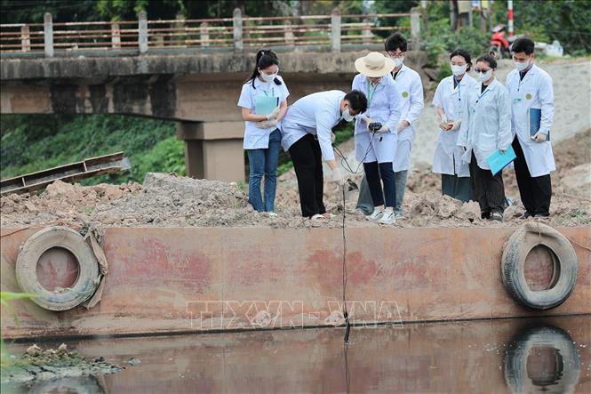 Sinh viên Khoa Tài nguyên và môi trường thực hành khảo sát thực địa, trực tiếp lấy mẫu và đo đạc chất lượng nước, gắn lý thuyết với thực tiễn trong quá trình học tập. Ảnh: Lê Đông - TTXVN
