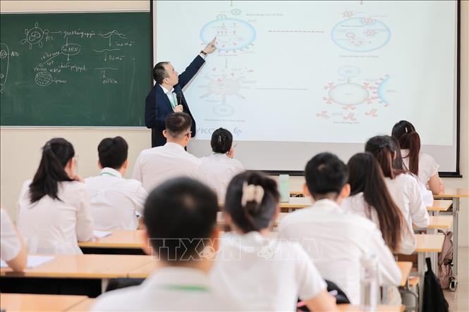 Sinh viên Khoa Thú y tìm hiểu về cơ chế sao mã của virus để ứng dụng trong các kỹ thuật xét nghiệm sinh học phân tử như PCR trên giảng đường. Ảnh: Lê Đông - TTXVN