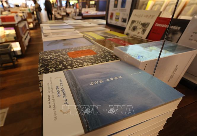 Tác phẩm “We Do Not Part” (tạm dịch: Không từ biệt) của nữ nhà văn Han Kang được trưng bày tại hiệu sách ở Seoul, Hàn Quốc ngày 27/3/2026. Ảnh: Yonhap/TTXVN