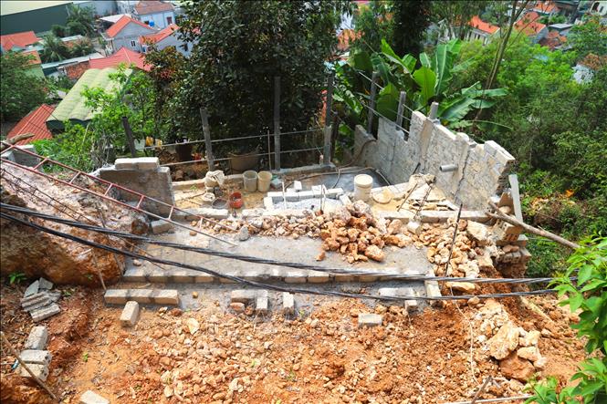 Bất chấp cảnh báo từ chính quyền địa phương, nhiều hộ dân vẫn xây dựng công trình dân sinh trên lưng núi Hòn Thông (xã Quỳnh Phú, tỉnh Nghệ An). Ảnh: Xuân Tiến - TTXVN 