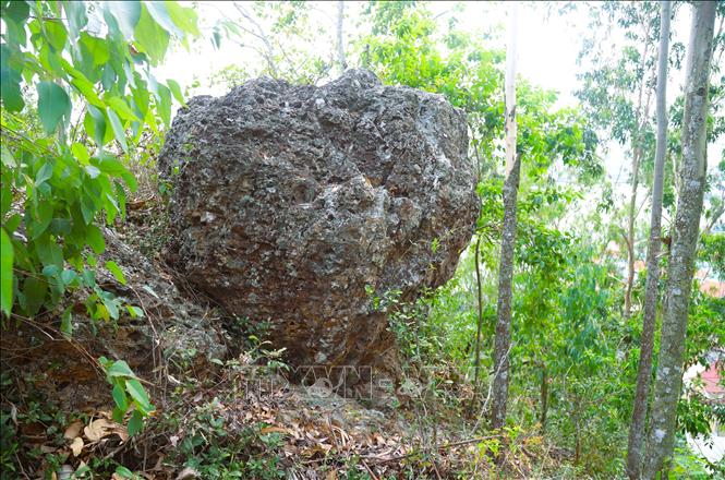 Cận cảnh một tảng đá có kích thước lớn nằm ở vị trí sườn dốc đứng, có nguy cơ sạt lở, lăn xuống phía dưới rất cao. Ảnh: Xuân Tiến - TTXVN 
