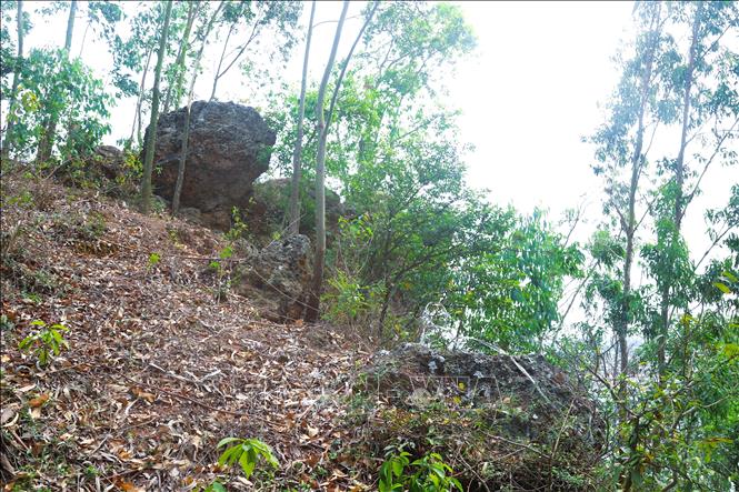 Khu vực có nhiều tảng đá lớn bị phong hóa, kết cấu với địa chất rời rạc, có nguy cơ sạt lở, lăn xuống khu vực dân cư, công trình phía dưới chân núi Hòn Thông rất cao mỗi khi mưa tó, gió mạnh. Ảnh: Xuân Tiến - TTXVN 