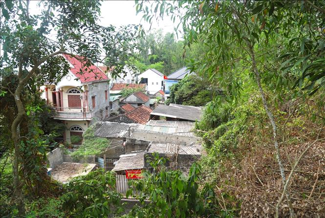 Dưới chân núi Hòn Thông (xã Quỳnh Phú, tỉnh Nghệ An) khu vực gần cầu Lạch Quèn có nhiều cụm dân cư nằm trong nguy cơ sạt lở, sụt trượt đất đá, cây cối từ trên núi xuống rất cao. Ảnh: Xuân Tiến - TTXVN 
