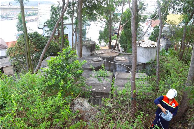 Khu vực dự trữ nước ngọt phục vụ sinh hoạt hằng ngày của người dân dưới chân núi Hòn Thông (xã Quỳnh Phú, tỉnh Nghệ An) cũng nằm trong diện nguy cơ sạt lở. Ảnh: Xuân Tiến - TTXVN 