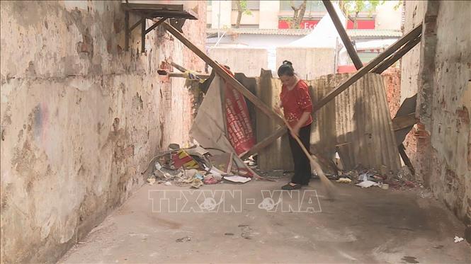 Người dân dọn dẹp bàn giao mặt bằng cho chính quyền địa phương. Ảnh: Quốc Lũy - TTXVN