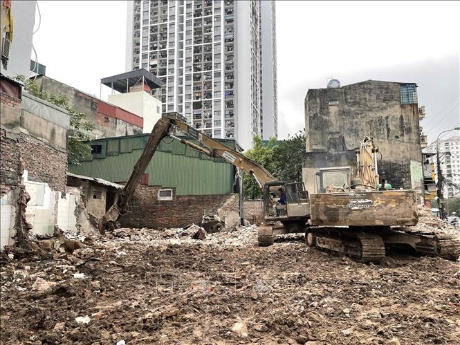 Công tác giải phóng mặt bằng được thực hiện ngay sau khi các hộ dân bàn giao nhà. Ảnh: Quốc Lũy - TTXVN