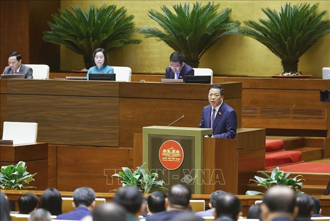 Bộ trưởng Bộ Xây dựng Trần Hồng Minh phát biểu giải trình, làm rõ một số vấn đề đại biểu Quốc hội nêu. Ảnh: Doãn Tấn - TTXVN